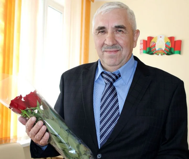 В УПРАВЛЕНИИ СЕЛЬСКОГО ХОЗЯЙСТВА И ПРОДОВОЛЬСТВИЯ ЧЕЧЕРСКОГО РАЙИСПОЛКОМА ПОЗДРАВИЛИ БЫВШЕГО РАБОТНИКА, НАЧАЛЬНИКА ОТДЕЛА ИНТЕНСИФИКАЦИИ ПРОИЗВОДСТВА С 70 –ЛЕТНИМ ЮБИЛЕЕМ