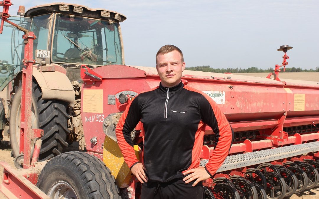 МАЛАДЫ ІНЖЫНЕР З «КРУПЦА» КІРУЕ МАШЫННА-ТРАКТАРНЫМ ПАРКАМ І НЕ ТОЛЬКІ