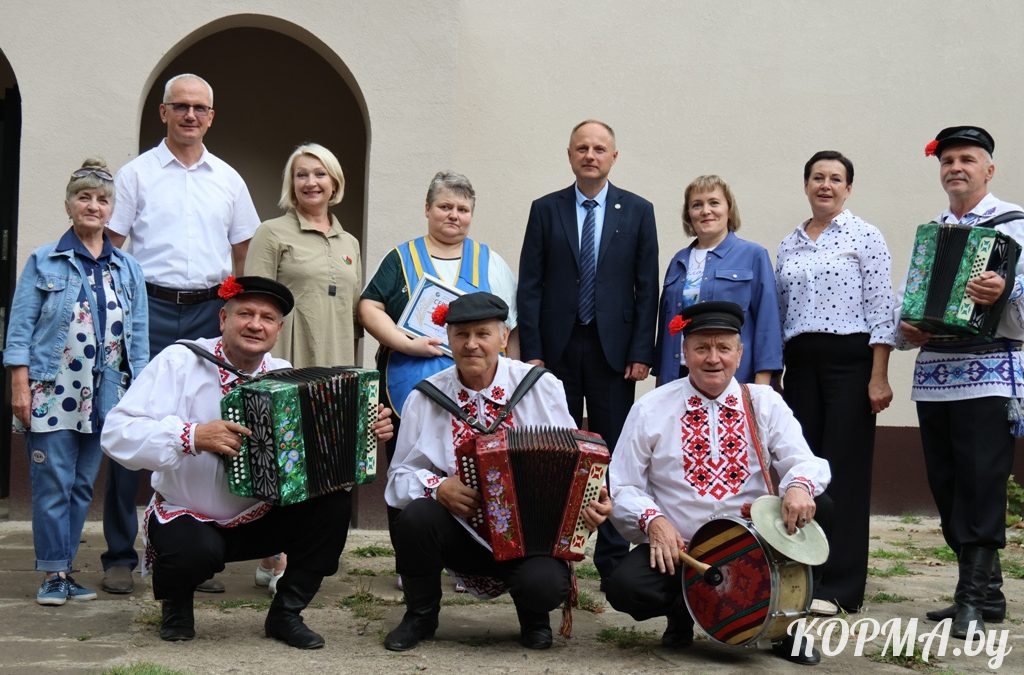 РАБОТА СО ВКУСОМ: В КСУП «СОВХОЗ «КОРМЯНСКИЙ» ПРОФСОЮЗЫ ЛЕСА НАГРАДИЛИ ЗАВЕДУЮЩУЮ СТОЛОВОЙ