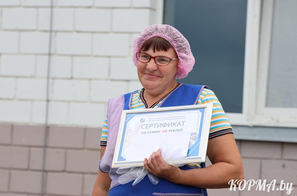 СПАСИБО ЗА ТРУД: РАЗДАТЧИЦА ОБЕДОВ ОЛЬГА КЕПУРКО ПОЛУЧАЛА ПОЗДРАВЛЕНИЯ ОТ ПРОФСОЮЗА ЛЕСА