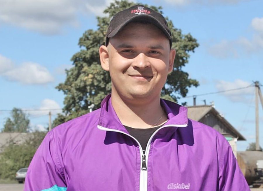 КАК НАЛАДИТЬ ТРАКТОР И ОТНОШЕНИЯ В НОВОМ КОЛЛЕКТИВЕ, ЗНАЕТ МОЛОДОЙ СПЕЦИАЛИСТ СЕЛЬХОЗПРЕДПРИЯТИЯ «КАЛИНИНСКИЙ» ВИТАЛИЙ РУДЕНКО