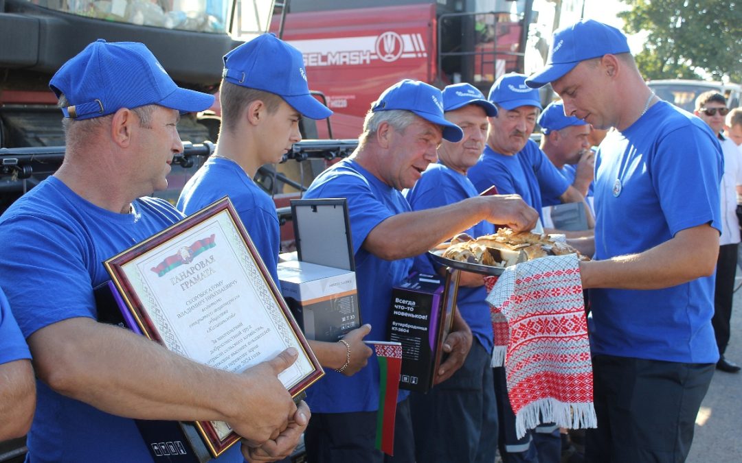 ПЕСНЕЙ И КАРАВАЕМ В СЕЛЬХОЗПРЕДПРИЯТИИ «КАЛИНИНСКИЙ» ОТМЕТИЛИ ЗАВЕРШЕНИЕ УБОРОЧНОЙ КАМПАНИИ