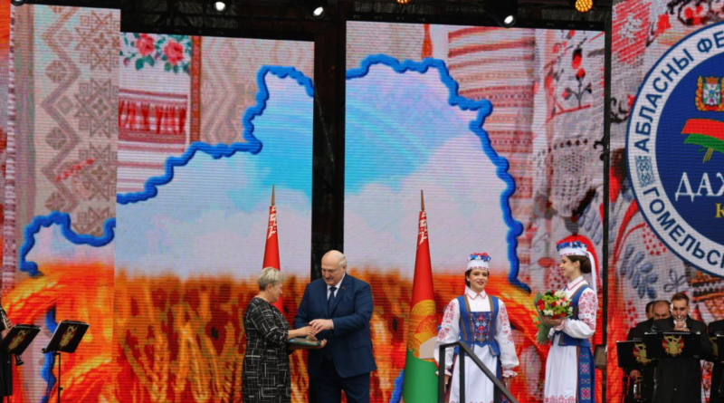 АЛЕКСАНДР ЛУКАШЕНКО НА ГЛАВНОМ ПРАЗДНИКЕ ТРУЖЕНИКОВ СЕЛА «ДАЖЫНКИ-2014» В КОРМЕ ВРУЧИЛ ГОСНАГРАДЫ ТРУЖЕНИКАМ СЕЛА