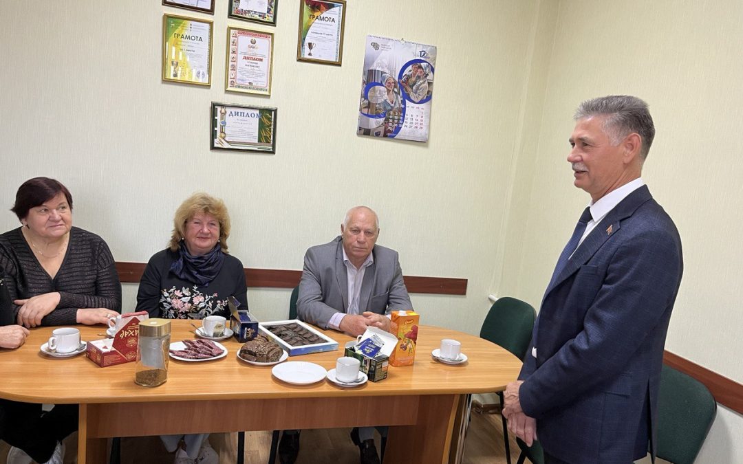 ЗА ЖИЗНЕННЫЙ ОПЫТ И МУДРОСТЬ: ПРЕДСЕДАТЕЛЬ ГОМЕЛЬСКОЙ ОБЛАСТНОЙ ПРОФСОЮЗНОЙ ОРГАНИЗАЦИИ ПОЗДРАВИЛ ВЕТЕРАНОВ ОРГАНИЗАЦИИ С ДНЕМ ПОЖИЛЫХ ЛЮДЕЙ