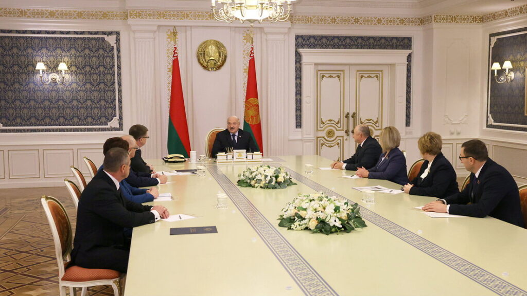 ПРЕЗИДЕНТ БЕЛАРУСИ ПРОВЕЛ РАБОЧУЮ ВСТРЕЧУ С РУКОВОДИТЕЛЕМ И КООРДИНАТОРАМИ ИНИЦИАТИВНОЙ ГРУППЫ ПО СБОРУ ПОДПИСЕЙ ПО ВЫДВИЖЕНИЮ КАНДИДАТОМ В ПРЕЗИДЕНТЫ АЛЕКСАНДРА ЛУКАШЕНКО