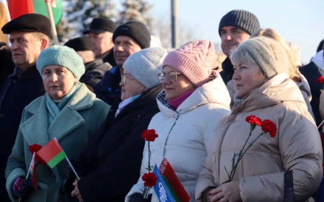 МИТИНГ В ХОЙНИКАХ – ДАНЬ ПАМЯТИ ПОДВИГУ ПРЕДКОВ