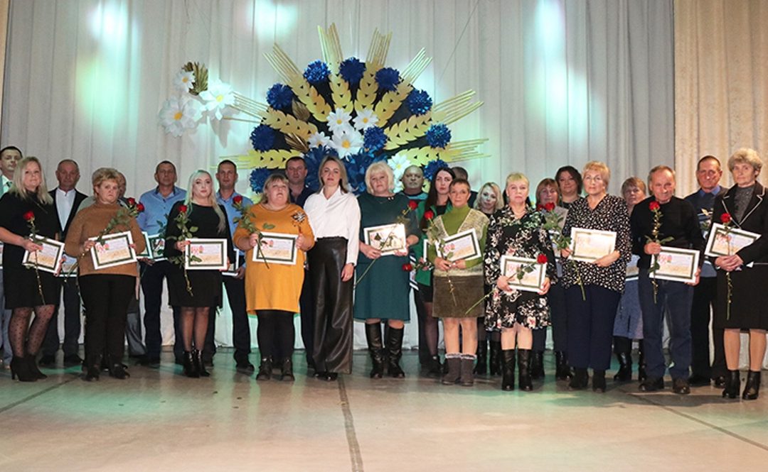 ЖИТЬ НА СЕЛЕ, РАБОТАТЬ НА ЗЕМЛЕ: АГРАРИИ РОГАЧЕВЩИНЫ ОТМЕТИЛИ СВОЙ ПРОФЕССИОНАЛЬНЫЙ ПРАЗДНИК