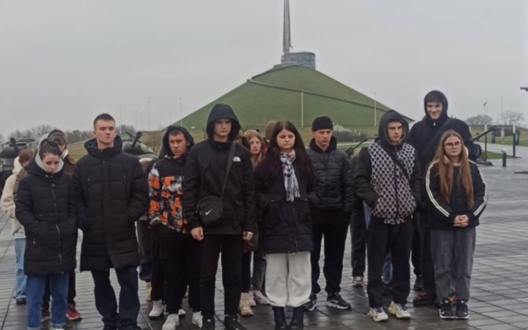 УЧАЩИЕСЯ ХОЙНИКСКОГО КОЛЛЕДЖА ПОСЕТИЛИ «КУРГАН СЛАВЫ»