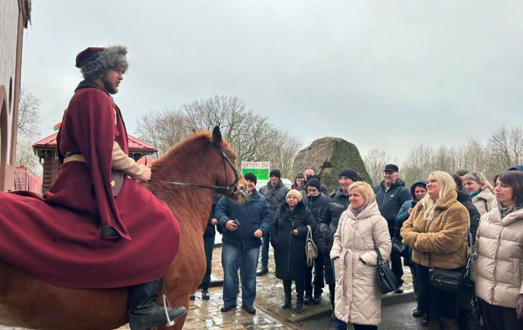 «ШЛЯХЕТСКАЯ» ПРОГУЛКА КОРМЯНЦЕВ ПО УСАДЬБЕ В ДУКОРЕ