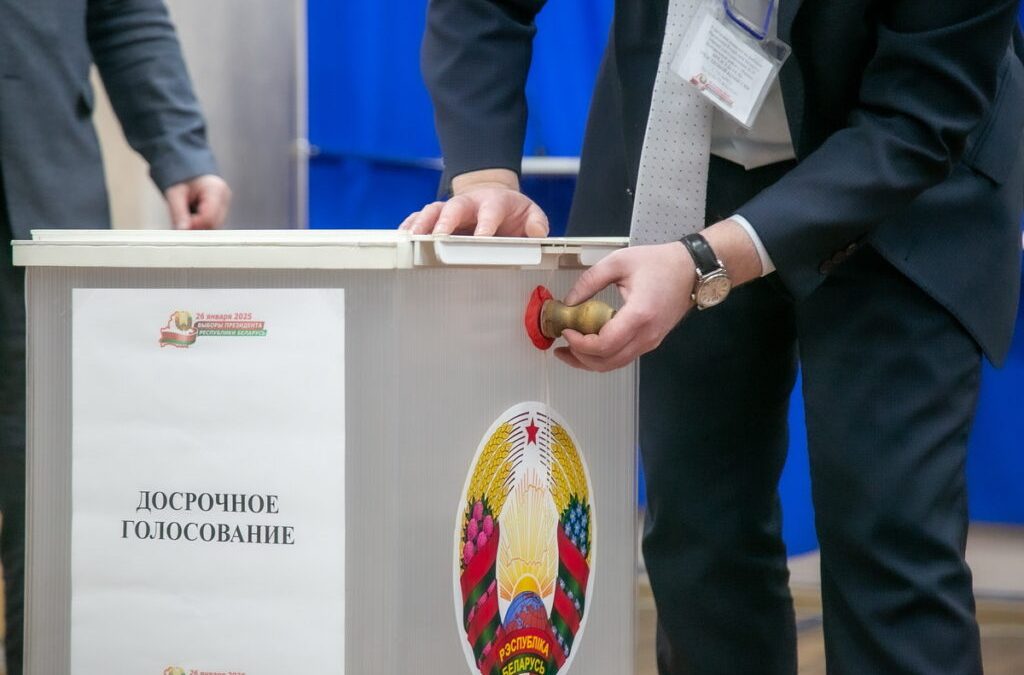 БЕЛОРУСЫ УДИВЛЯЮТ АКТИВНОСТЬЮ И ВЫБИРАЮТ СЕРДЦЕМ: КАК СТАРТОВАЛО ДОСРОЧНОЕ ГОЛОСОВАНИЕ