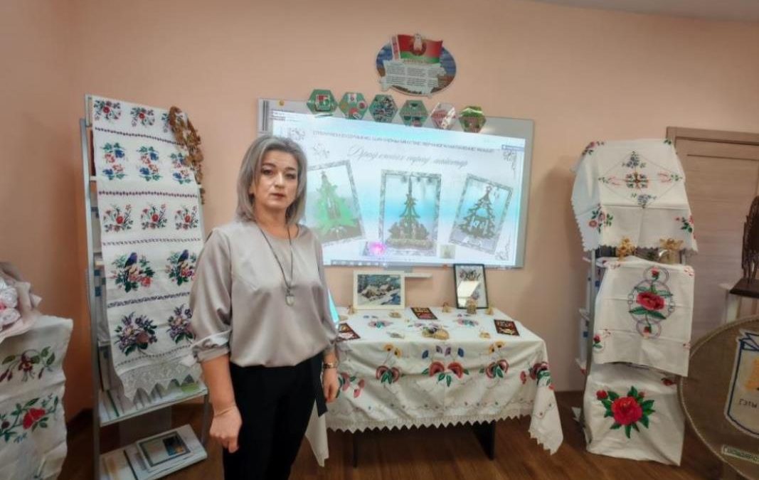 ПРИУЧАЯ К КРАСОТЕ: В ХОЙНИКАХ ФИЛОЛОГ ИЗ КОЛЛЕДЖА СБЕРЕГАЕТ СТАРИННОЕ РЕМЕСЛО