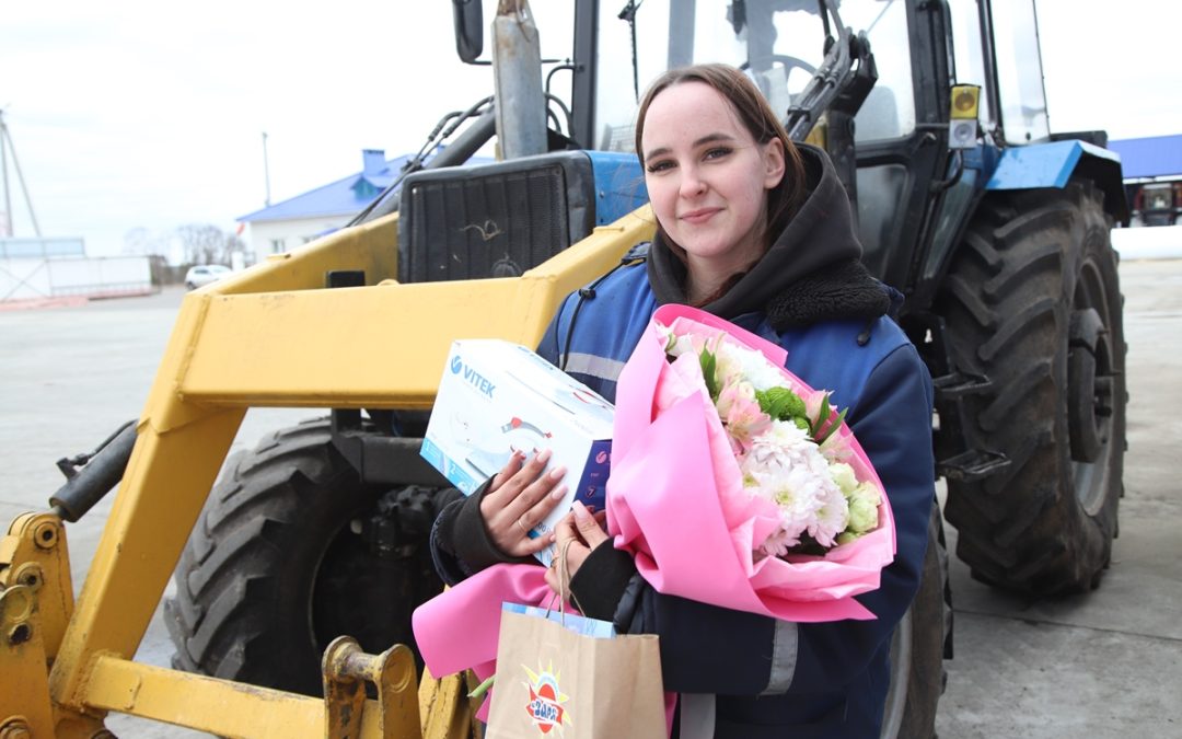 МОЛОДУЮ РАБОТНИЦУ СОВХОЗА-КОМБИНАТА «ЗАРЯ» ПОЗДРАВИЛИ С НАСТУПАЮЩИМ ЖЕНСКИМ ДНЕМ