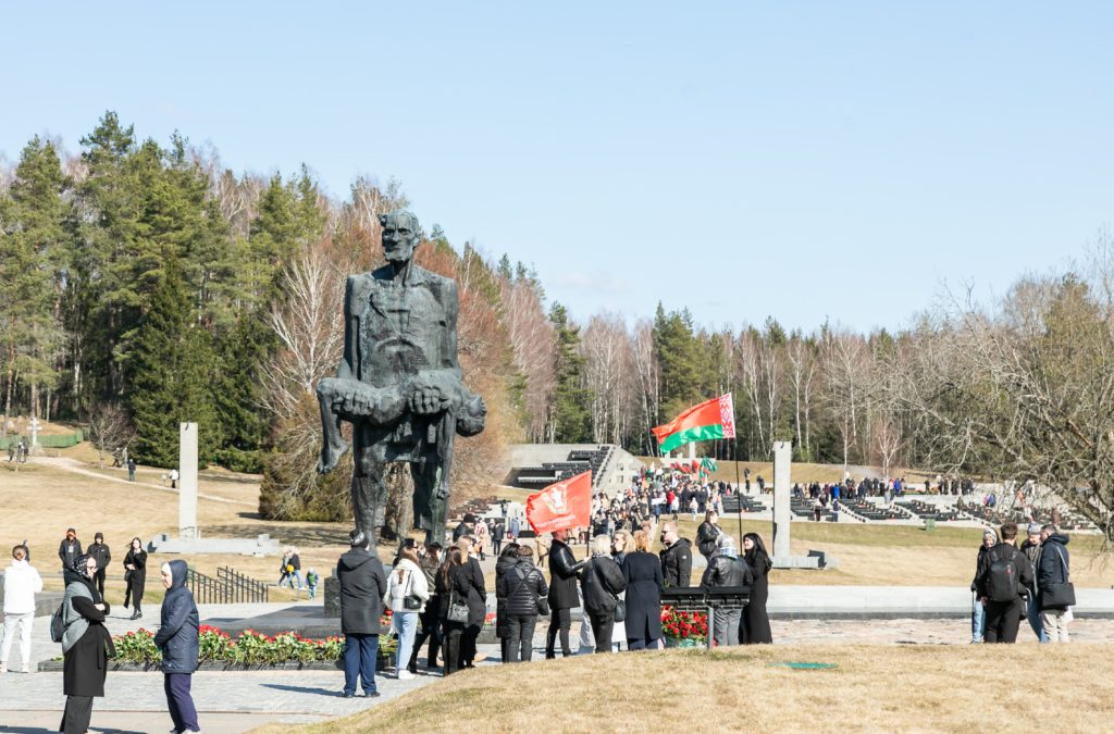 ВЕЧНАЯ ПАМЯТЬ. ПРОФСОЮЗЫ ВОЗЛОЖИЛИ ЦВЕТЫ К МЕМОРИАЛУ «ХАТЫНЬ»