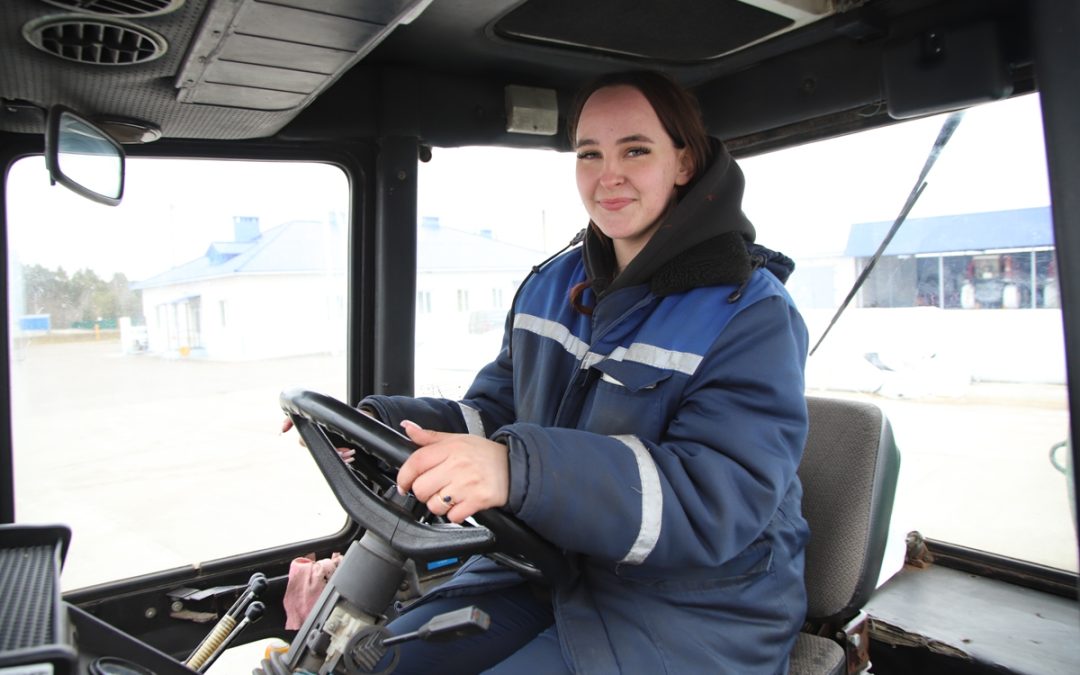 ЕДИНСТВЕННАЯ В МОЗЫРСКОМ РАЙОНЕ ЖЕНЩИНА-ТРАКТОРИСТ РАБОТАЕТ В «СОВХОЗЕ-КОМБИНАТЕ «ЗАРЯ»