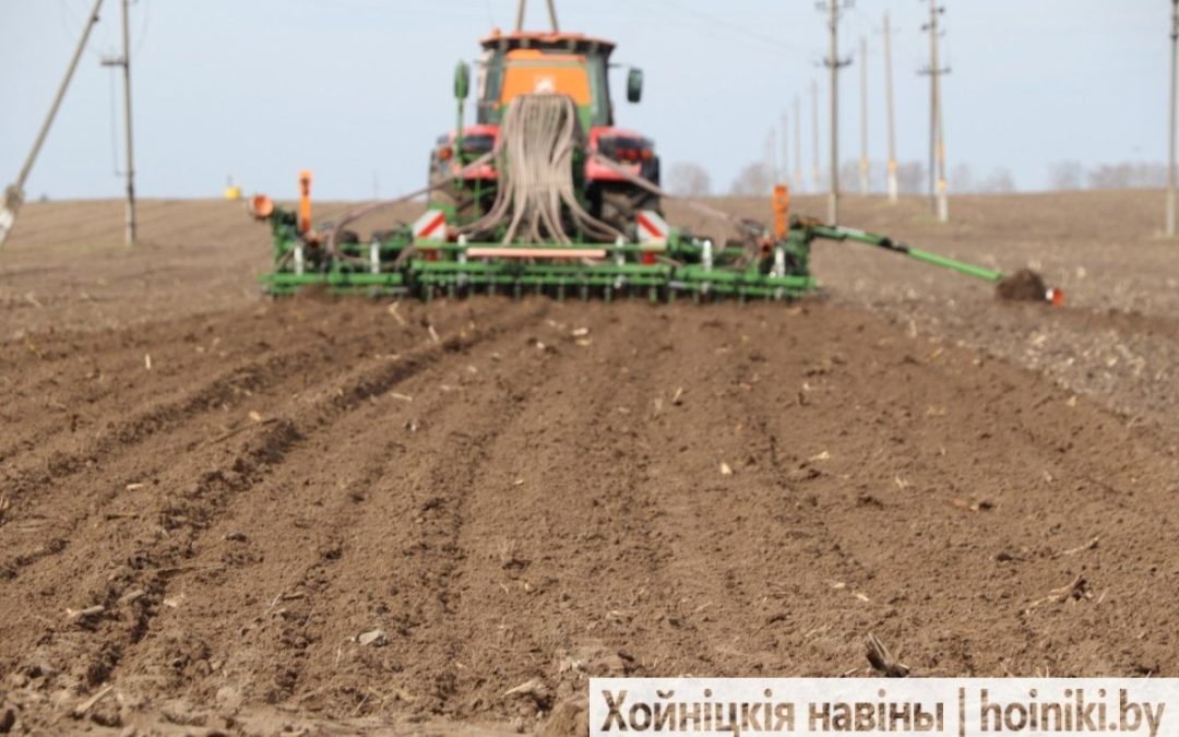 ВЕСЕННИЙ СЕЗОН ОТКРЫТ: ПОСЕВНАЯ НА ХОЙНИКЩИНЕ НАЧАЛАСЬ!