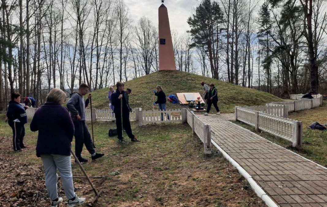 ПАМЯТЬ О ПОБЕДЕ: ПРОФСОЮЗНЫЕ АКТИВИСТЫ КСУП «ЛЕПЕШИНСКИЙ» БЛАГОУСТРОИЛИ КУРГАН СЛАВЫ.