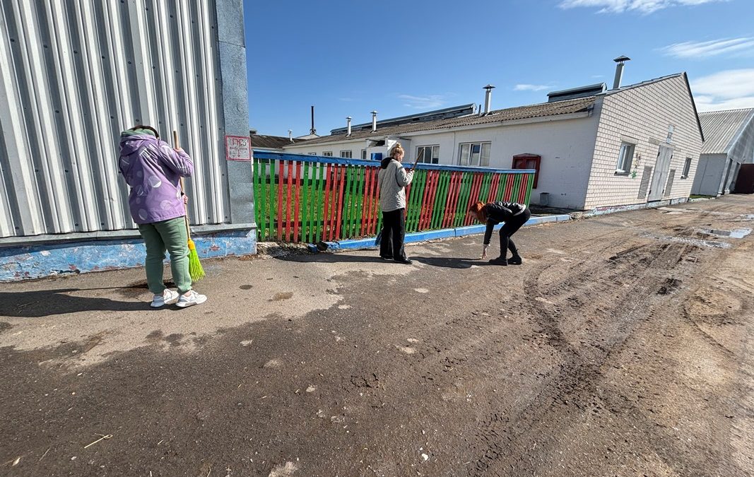 В ЖЛОБИНСКОМ РАЙОНЕ АКТИВИСТЫ ПРОФСОЮЗА АГРАРИЕВ НАВОДЯТ САНИТАРНЫЙ ПОРЯДОК НА ПРОИЗВОДСТВЕННЫХ ОБЪЕКТАХ