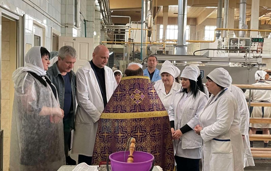 В ПРЕДДВЕРИИ ПАСХИ ОТСЛУЖИЛИ МОЛЕБЕН НА ФИЛИАЛЕ РЕЧИЦКОГО ХЛЕБОЗАВОДА ОАО «ГОМЕЛЬХЛЕБПРОМ»