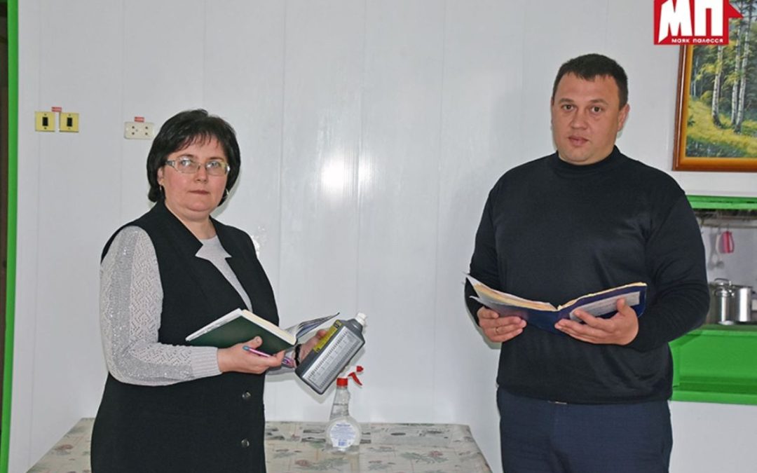 ОБЕД В ПОЛЕ. НЕСМОТРЯ НА ПЕРЕМЕНЧИВУЮ ПОГОДУ, АГРАРИИ, РАБОТАЯ НА ПОЛЯХ, НЕ СБАВЛЯЮТ ОБОРОТОВ. С САМЫХ ПЕРВЫХ ДНЕЙ КАМПАНИИ ВМЕСТЕ С НИМИ – ОТРАСЛЕВОЙ ПРОФСОЮЗ