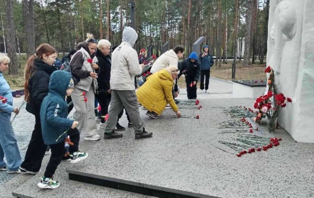 ПОСЕЩЕНИЕ МЕМОРИАЛЬНОГО КОМПЛЕКСА «ОЗАРИЧИ» И НАЦИОНАЛЬНОГО ПАРКА «ПРИПЯТСКИЙ» ЧЛЕНАМИ ПРОФСОЮЗНОЙ ОРГАНИЗАЦИИ ОАО «ПТИЦЕФАБРИКА «РАССВЕТ»