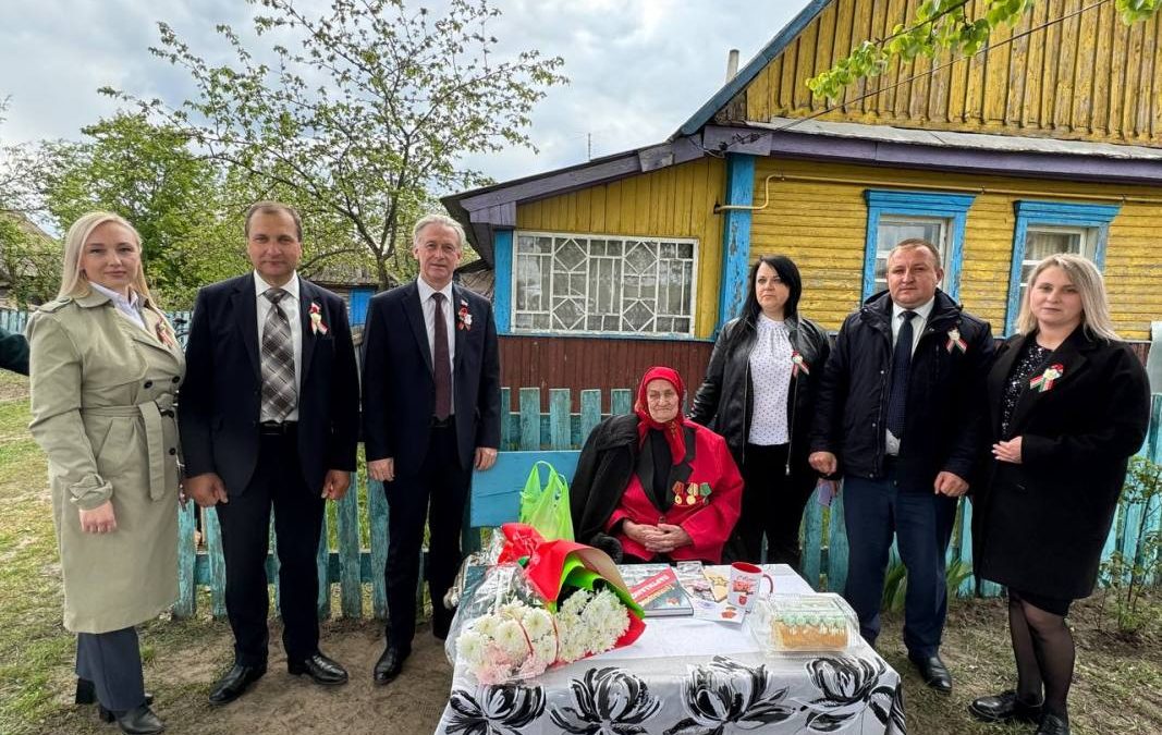 ПОЗДРАВЛЕНИЕ КО ДНЮ ПОБЕДЫ ПРИНИМАЕТ ТРУЖЕНИЦА ТЫЛА ЕЛЬСКОГО РАЙОНА ОЛЬГА ФЕДОРОВНА ДОВБАШ ИЗ АГРОГОРОДКА ВАЛАВСК