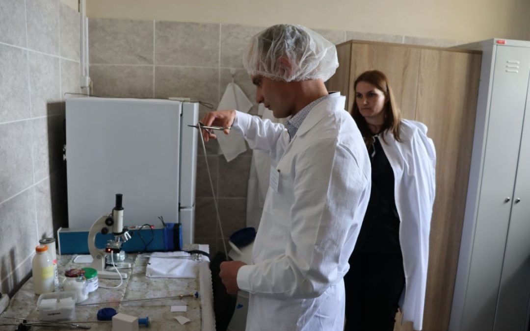 ОПРЕДЕЛИЛИ ЛУЧШИХ. НА БАЗЕ МТК «БУДКИ» ЭКСПЕРИМЕНТАЛЬНОЙ БАЗЫ «КРИНИЧНАЯ» ПРОВЕДЕН КОНКУРС СРЕДИ ТЕХНИКОВ-ОСЕМЕНАТОРОВ