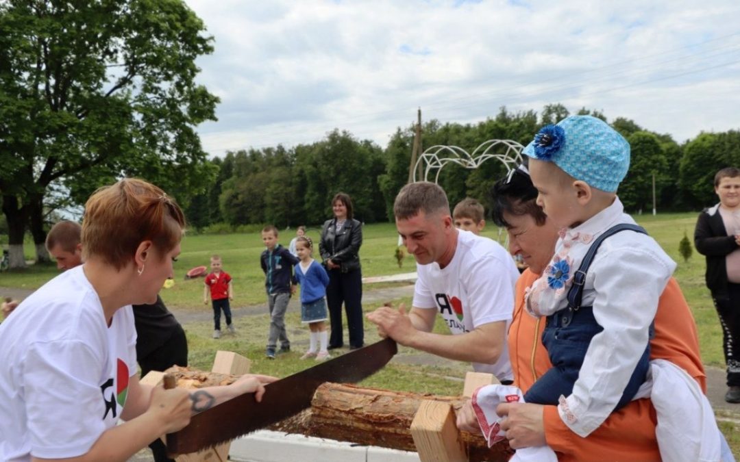 ДРОВА РУБИЛИ, КАРТОШКУ СОБИРАЛИ, БЛИНАМИ И САЛОМ ГОСТЕЙ УГОЩАЛИ. КАК СЕГОДНЯ НА ХОЙНИКЩИНЕ «ВЛАСТЕЛИНА СЕЛА — 2025» ВЫБИРАЛИ