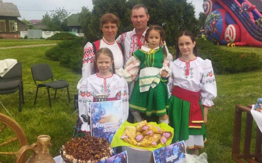 СОХРАНЯЯ ТРАДИЦИИ: СЕМЬЯ ИЗ ГОМЕЛЬСКОГО РАЙОНА ОДЕРЖАЛА ПОБЕДУ НА ОБЛАСТНОМ ПРАЗДНИКЕ СЕМЕЙНОГО ТВОРЧЕСТВА
