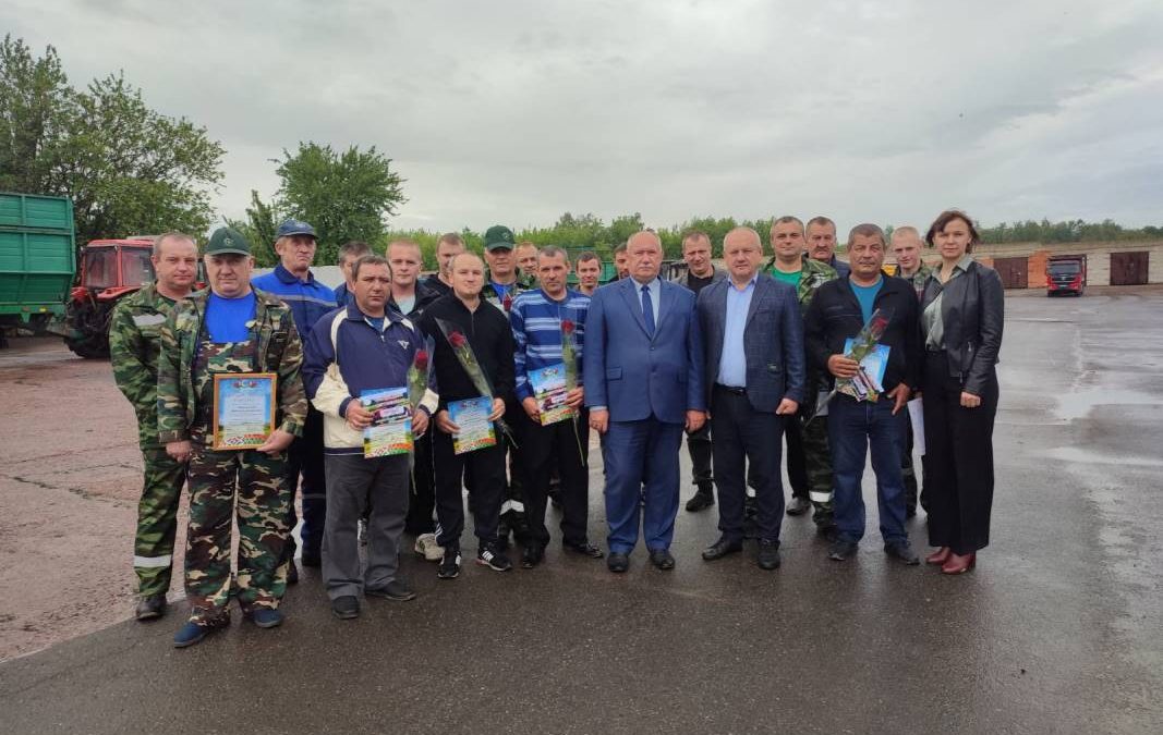 НА МОЗЫРЩИНЕ НАЗВАЛИ ЛУЧШИХ МЕХАНИЗАТОРОВ ПО ИТОГАМ ВЕСЕННЕ-ПОЛЕВЫХ РАБОТ