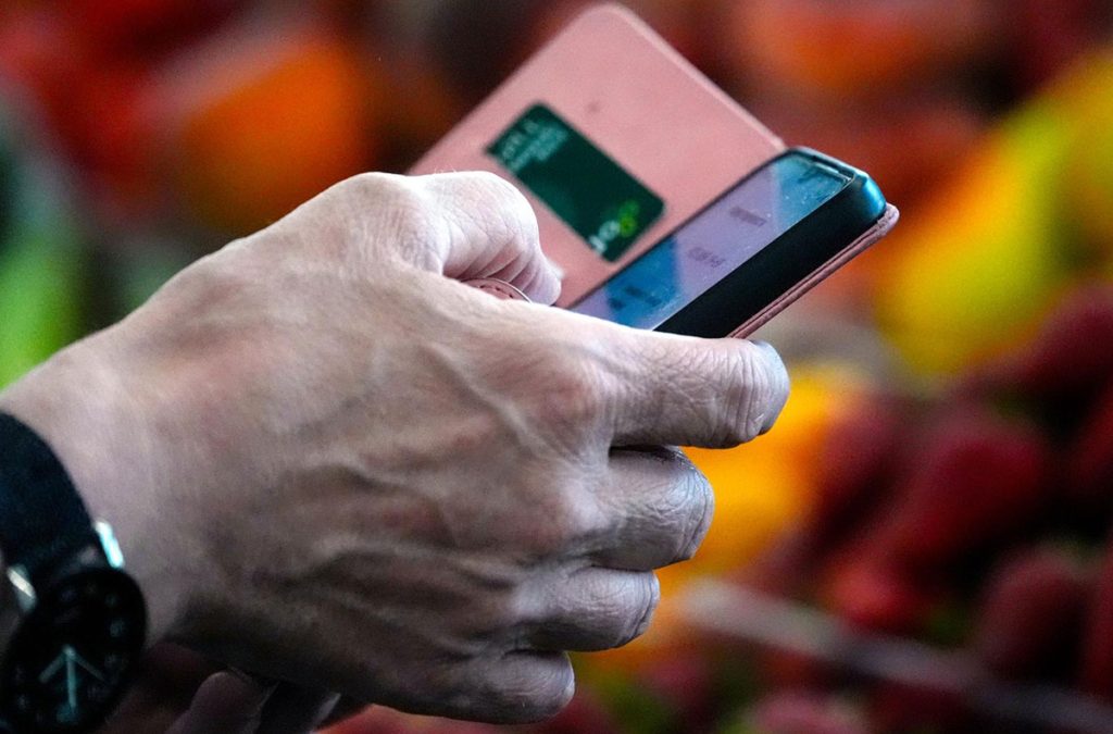 «С ВАС 300 РУБЛЕЙ!» ПРОФСОЮЗ ПОМОГ РАБОТНИКУ ВЕРНУТЬ ДЕНЬГИ ЗА ПОЛЬЗОВАНИЕ КОРПОРАТИВНОЙ СВЯЗЬЮ