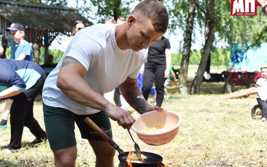 И ДРАНИКИ НА КОЛОДКЕ ПРИГОТОВИТЬ, И ДРОВ НАКОЛОТЬ
