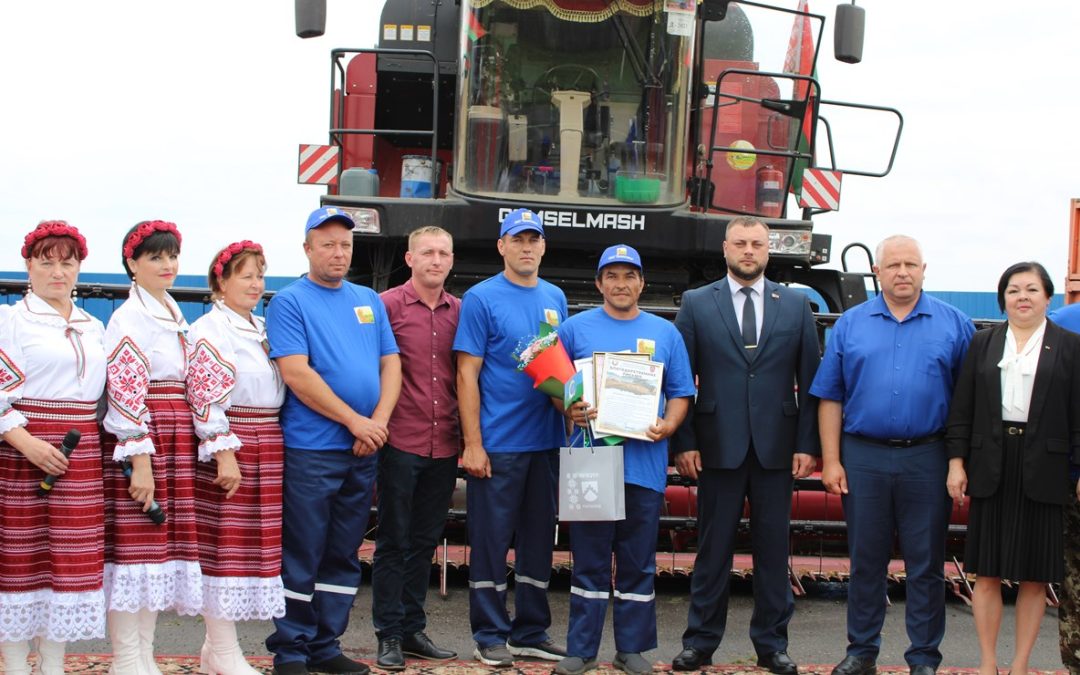 СЕГОДНЯ В ЧЕЧЕРСКОМ РАЙОНЕ ЧЕСТВОВАЛИ ПЕРВОГО ВОДИТЕЛЯ ТЫСЯЧНИКА В НА ОТВОЗКЕ ЗЕРНА