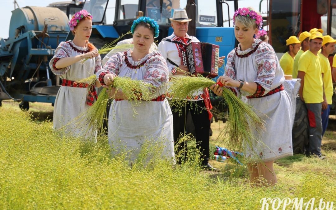 КОРМЯНСКИЕ ЛЬНОВОДЫ ПРОВЕЛИ ОБРЯД «ЗАЖИНКИ»