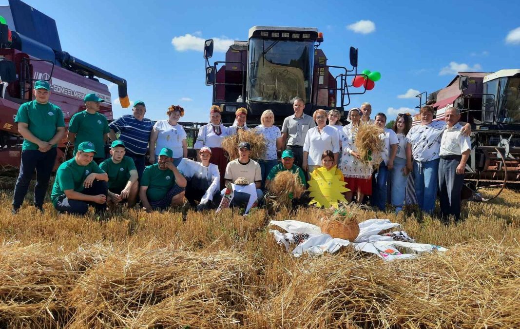 НА ГОСУДАРСТВЕННОМ ПРЕДПРИЯТИИ «ОСОВЕЦ» УБОРКУ НОВОГО УРОЖАЯ НАЧАЛИ С ДРЕВНЕГО ОБРЯДА «ЗАЖИНКИ»