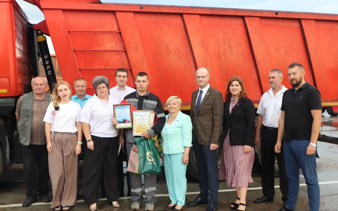 В ЖЛОБИНСКОМ РАЙОНЕ ЧЕСТВОВАЛИ ПЕРВОГО ТЯСЯЧНИКА НА ЖАТВЕ – МОЛОДОГО ВОДИТЕЛЯ ИЗ «ПАПОРОТНОГО»