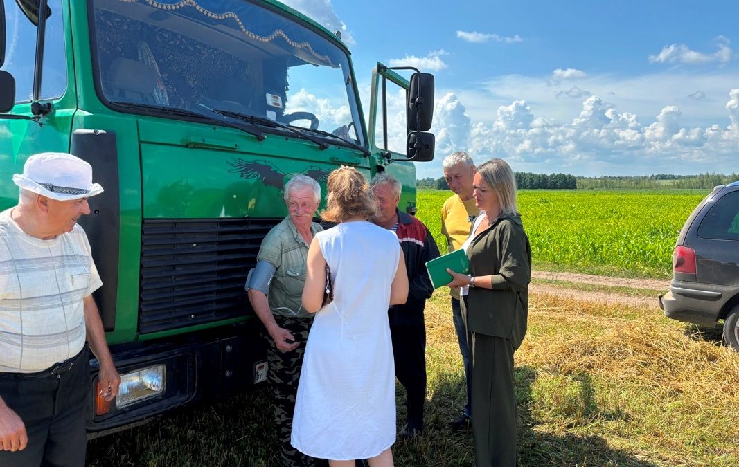 ПРОФСОЮЗНЫЙ КОНТРОЛЬ: ПРЕДСЕДАТЕЛЬ РОГАЧЕВСКОЙ РАЙОННОЙ ПРОФСОЮЗНОЙ ОРГАНИЗАЦИИ РАБОТНИКОВ АПК НАТАЛЬЯ ЛАПТЕВА ПОСЕТИЛА КСУП «КРАСНАЯ АРМИЯ»