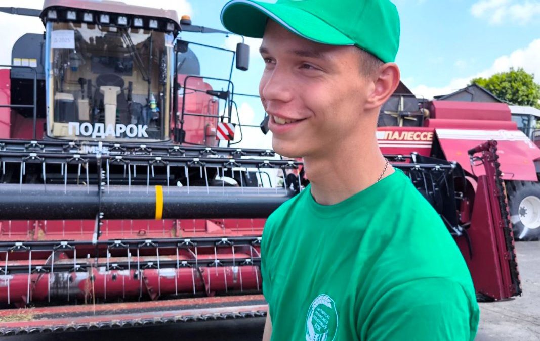 САМЫЙ МОЛОДОЙ ПОМОЩНИК КОМБАЙНЕРА ТРУДИТСЯ В АГРОКОМБИНАТЕ «НОВЫЙ ПУТЬ»