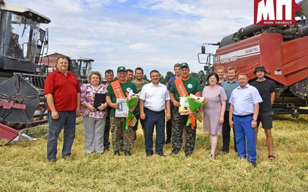 ВОДИТЕЛЕЙ-ТЫСЯЧНИКОВ ИЗ ОАО «ИМЕНИ ЖУКОВА» ПОЗДРАВЛЯЛИ ПРЯМО В ПОЛЕ