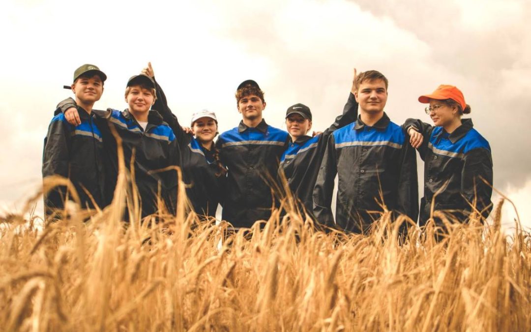 МОЛОДЕЖЬ В ДЕЛЕ. НА МОЗЫРЩИНЕ СЕЛЬХОЗОТРЯДЫ ПРИСТУПИЛИ К РАБОТЕ ЕЩЕ В НАЧАЛЕ ИЮЛЯ. УЗНАЛИ У БОЙЦОВ, С КАКИМ НАСТРОЕНИЕМ ОНИ ТРУДЯТСЯ, И ПОИНТЕРЕСОВАЛИСЬ ПЕРВЫМИ ВПЕЧАТЛЕНИЯМИ