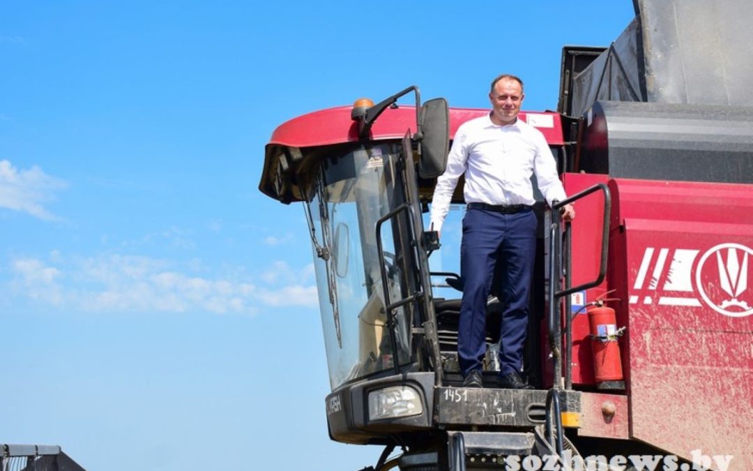 ДУШОЮ С ХЛЕБОРОБАМИ: ГЕНЕРАЛЬНЫЙ ДИРЕКТОР ОАО «МИЛКАВИТА» СЕЛ ЗА ШТУРВАЛ КОМБАЙНА