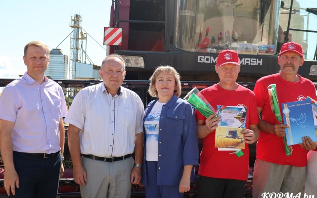 НА КОРМЯНЩИНЕ ПРОДОЛЖАЕТСЯ ЧЕСТВОВАНИЕ ПЕРЕДОВИКОВ УБОРОЧНОЙ КАМПАНИИ