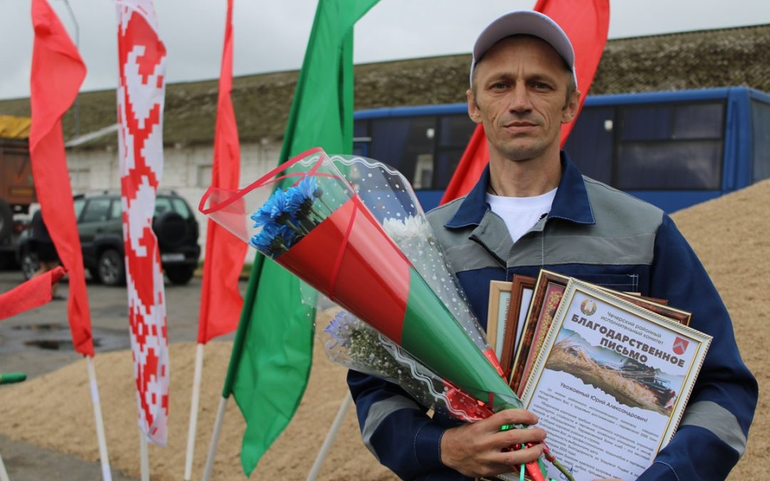 СЕГОДНЯ ПОЗДРАВИЛИ ВОДИТЕЛЯ ОАО «ЗВЕЗДА», КОТОРЫЙ ПЕРЕВЕЗ БОЛЕЕ 3000 ТОНН ЗЕРНА НОВОГО УРОЖАЯ