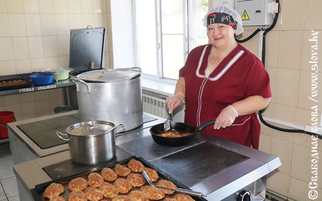 ГОТОВЯТ ОБЕДЫ С ТЕПЛОМ И ЗАБОТОЙ