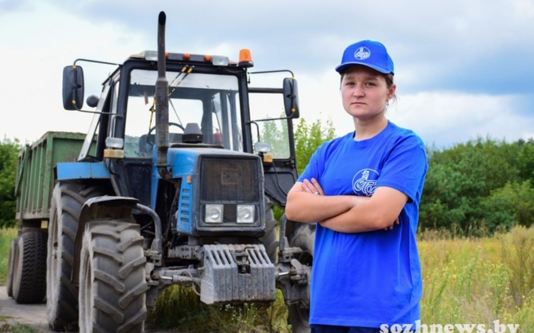 НА ТРАКТОРЕ, А НЕ В ОНЛАЙНЕ: КАК АННА МАНЬКО СТАЛА ЧАСТЬЮ КОЛЛЕКТИВА ГОМЕЛЬСКОЙ ПТИЦЕФАБРИКИ