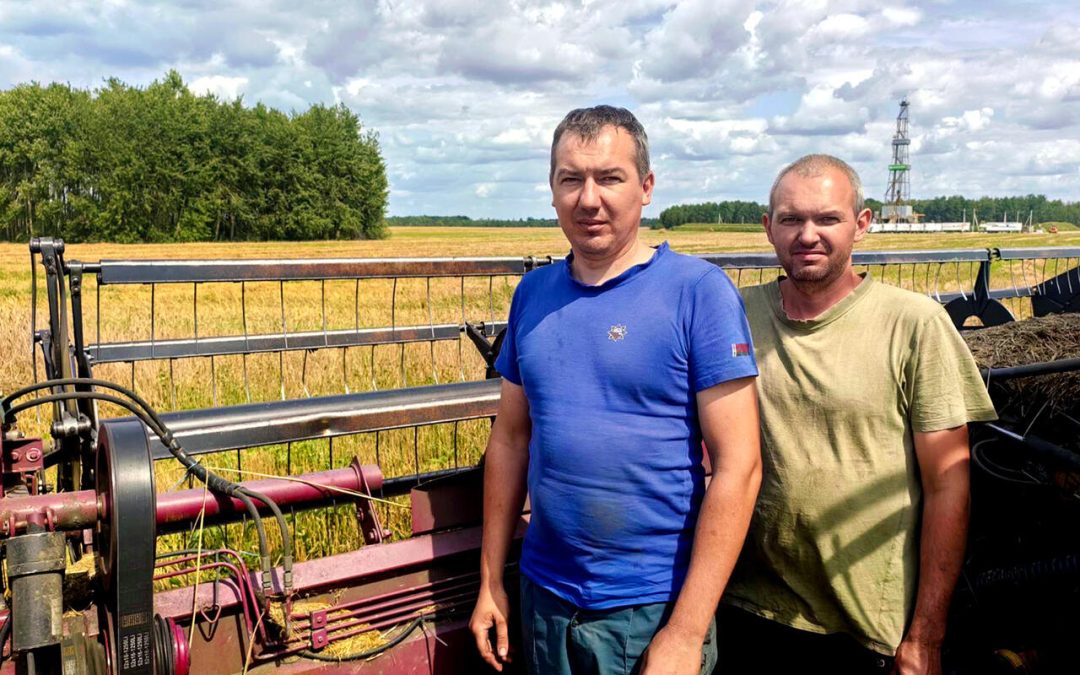БРАТЬЯ ДАНИЛЬЧЕНКО: СПАСАТЕЛИ МЧС ПОМОГАЮТ В УБОРКЕ ЗЕРНОВЫХ В РЕЧИЦКОМ РАЙОНЕ