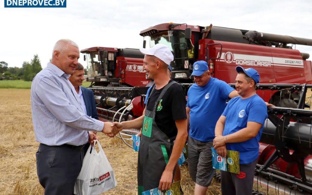ПЕРЕДОВИКОВ ЖАТВЫ ПРОДОЛЖАЮТ ЧЕСТВОВАТЬ В РЕЧИЦКОМ РАЙОНЕ