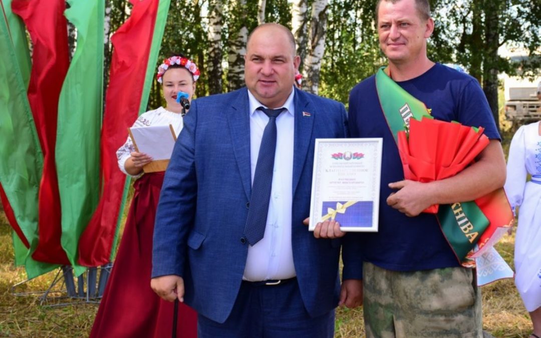 В ОАО «СОВХОЗ-КОМБИНАТ «СОЖ» ЧЕСТВОВАЛИ ЭКИПАЖ ЗЕРНОУБОРОЧНОГО КОМБАЙНА, ДОСТИГШИЙ ТЫСЯЧНОГО НАМОЛОТА