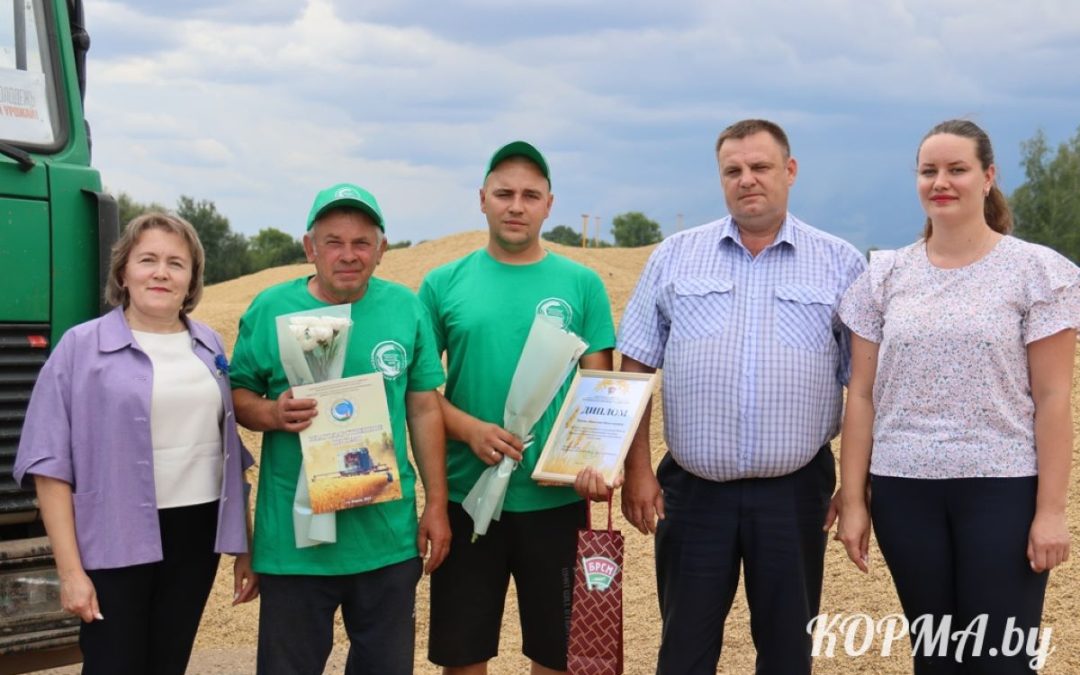 БИТВА ЗА УРОЖАЙ ПРОДОЛЖАЕТСЯ: В КОРМЯНСКОМ РАЙОНЕ ЧЕСТВОВАЛИ ПЕРВЫХ ТЫСЯЧНИКОВ ПО НАМОЛОТУ ЗЕРНА