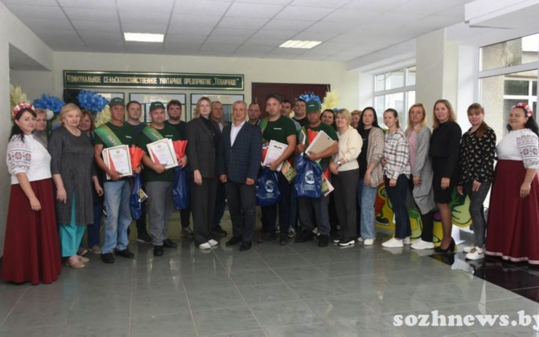 В КСУП «ТЕПЛИЧНОЕ» ИЗ ЧЕТЫРЕХ ЭКИПАЖЕЙ ЗЕРНОУБОРОЧНЫХ КОМБАЙНОВ ВСЕ СТАЛИ ТЫСЯЧНИКАМИ