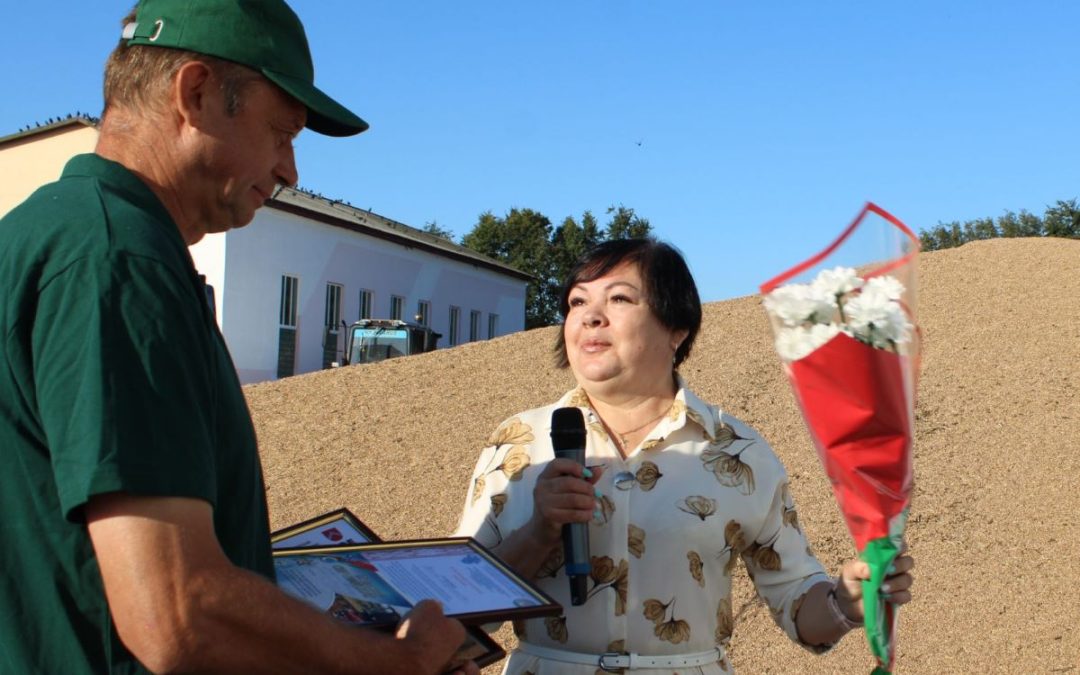 В ОАО «ОТОР» ЧЕЧЕРСКОГО РАЙОНА ЧЕСТВОВАЛИ ПЯТЬ ЭКИПАЖЕЙ, НАМОЛОТИВШИХ БОЛЕЕ 1000 ТОНН ЗЕРНА НОВОГО УРОЖАЯ И ДВУХ ВОДИТЕЛЕЙ-ТЫСЯЧНИКОВ